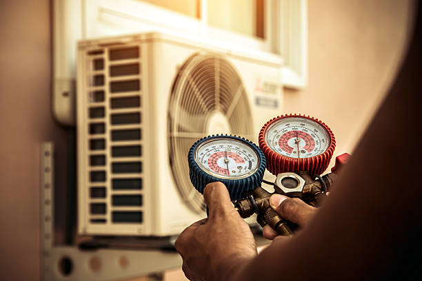 Professional Hvac technician working in Santa Monica, CA